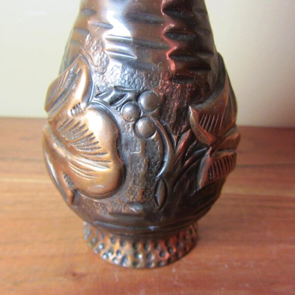 Persian or Middle Eastern hammered copper bud vase repoussé vintage (W3893) - Picture 5 of 7